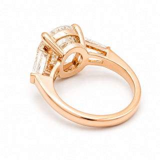 Round Brilliant with 2 Tapers Ring – Lab-Grown Diamond – 14K/18K Gold – 2 Side Stones