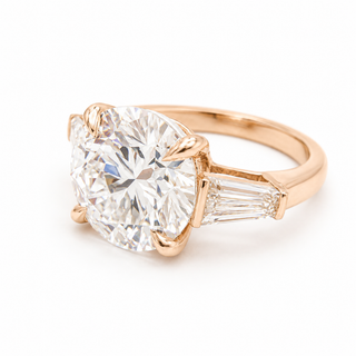 Round Brilliant with 2 Tapers Ring – Lab-Grown Diamond – 14K/18K Gold – 2 Side Stones