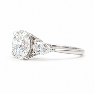 Round Brilliant with 2 Pear Shapes Ring – Lab-Grown Diamond – 14K/18K Gold – 2 Side Stones