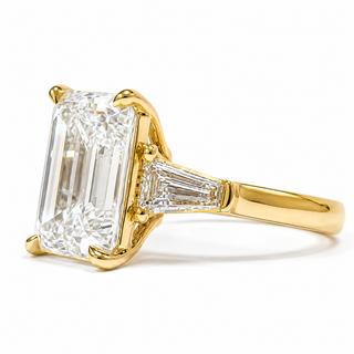 Emerald Cut with 2 Tapers Ring – Lab-Grown Diamond – 14K/18K Yellow Gold – 2 Side Stones