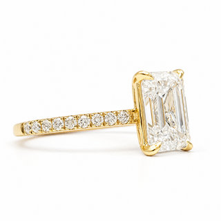 Emerald Cut with Pavé Band – Lab-Grown Diamond – 14K/18K Yellow Gold – 18 Side Stones