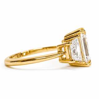Emerald Cut with 2 Tapers Ring – Lab-Grown Diamond – 14K/18K Yellow Gold – 2 Side Stones