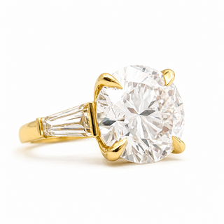 Round Brilliant with 2 Tapers Ring – Lab-Grown Diamond – 14K/18K Gold – 2 Side Stones