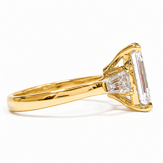 Emerald Cut with 2 Tapers Ring – Lab-Grown Diamond – 14K/18K Yellow Gold – 2 Side Stones