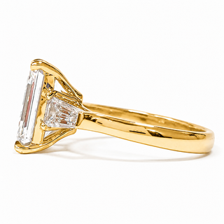Emerald Cut with 2 Tapers Ring – Lab-Grown Diamond – 14K/18K Yellow Gold – 2 Side Stones