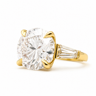 Round Brilliant with 2 Tapers Ring – Lab-Grown Diamond – 14K/18K Gold – 2 Side Stones
