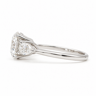 Round Brilliant with 2 Pear Shapes Ring – Lab-Grown Diamond – 14K/18K Gold – 2 Side Stones