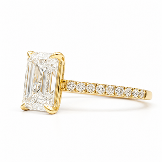 Emerald Cut with Pavé Band – Lab-Grown Diamond – 14K/18K Yellow Gold – 18 Side Stones