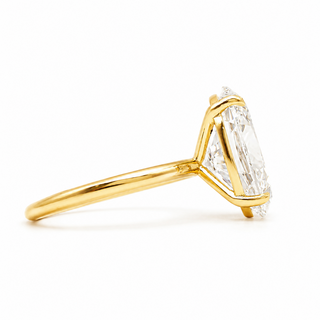 Oval Brilliant Solitaire Ring – Lab Grown Diamond – 14K/18K White Gold