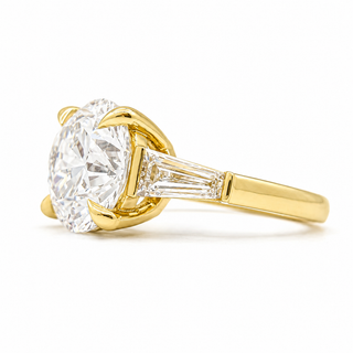 Round Brilliant with 2 Tapers Ring – Lab-Grown Diamond – 14K/18K Gold – 2 Side Stones
