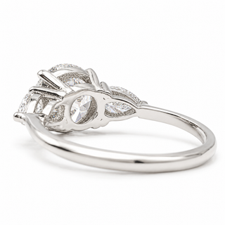 Round Brilliant with 2 Pear Shapes Ring – Lab-Grown Diamond – 14K/18K Gold – 2 Side Stones
