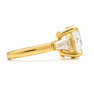 Round Brilliant with 2 Tapers Ring – Lab-Grown Diamond – 14K/18K Gold – 2 Side Stones