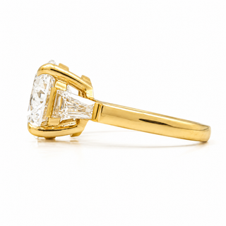 Round Brilliant with 2 Tapers Ring – Lab-Grown Diamond – 14K/18K Gold – 2 Side Stones