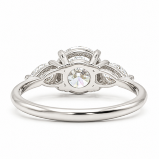Round Brilliant with 2 Pear Shapes Ring – Lab-Grown Diamond – 14K/18K Gold – 2 Side Stones