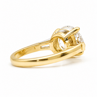 Round Brilliant with 2 Tapers Ring – Lab-Grown Diamond – 14K/18K Gold – 2 Side Stones