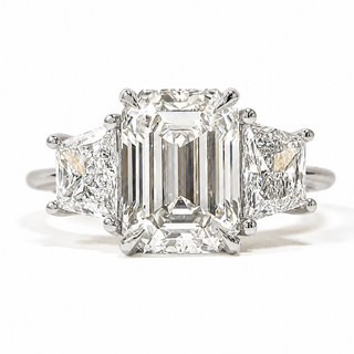 Emerald Cut with 2 Tapers Ring – Lab-Grown Diamond – 14K/18K Gold – 2 Side Stones