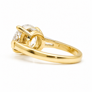 Round Brilliant with 2 Tapers Ring – Lab-Grown Diamond – 14K/18K Gold – 2 Side Stones