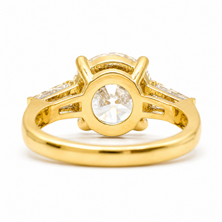 Round Brilliant with 2 Tapers Ring – Lab-Grown Diamond – 14K/18K Gold – 2 Side Stones