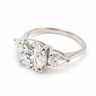 Round Brilliant with 2 Pear Shapes Ring – Lab-Grown Diamond – 14K/18K Gold – 2 Side Stones