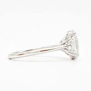 טבעת יהלום עגולה מבריקה 1.00-5.00 קראט – יהלום מעבדה – זהב צהוב 14 או 18 קראט - 18 אבני צד