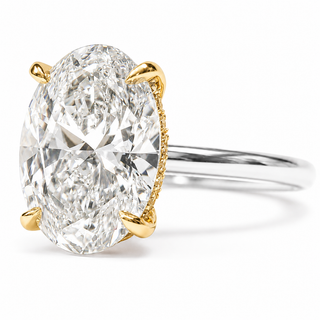 טבעת אובל דו גוונים עם הידן היילו – יהלום מעבדה – זהב לבן וצהוב 14/18 קראט