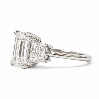 Emerald Cut with 2 Tapers Ring – Lab-Grown Diamond – 14K/18K White Gold – 2 Side Stones