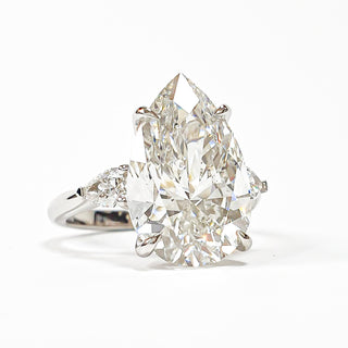 Pear Shape 3 Stone Ring – Lab Grown Diamond – 14K/18K White Gold – 2 Side Stones