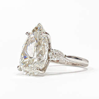 Pear Shape 3 Stone Ring – Lab Grown Diamond – 14K/18K White Gold – 2 Side Stones