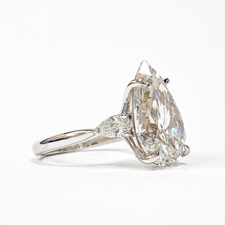 Pear Shape 3 Stone Ring – Lab Grown Diamond – 14K/18K White Gold – 2 Side Stones
