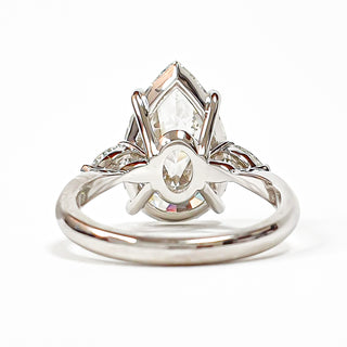Pear Shape 3 Stone Ring – Lab Grown Diamond – 14K/18K White Gold – 2 Side Stones