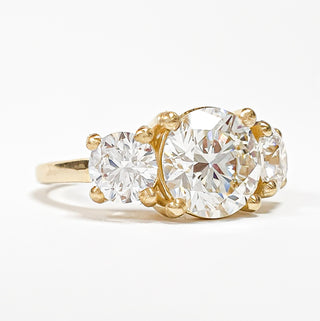 Round Brilliant 3 Stone Ring – Lab Grown Diamond – 14K/18K Yellow Gold – 2 Side Stones