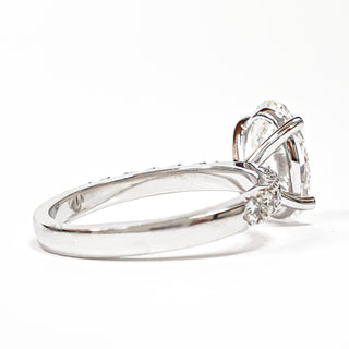 Oval Brilliant Pavé Ring – Lab Grown Diamond – 14K/18K White Gold – 12 Side Stones