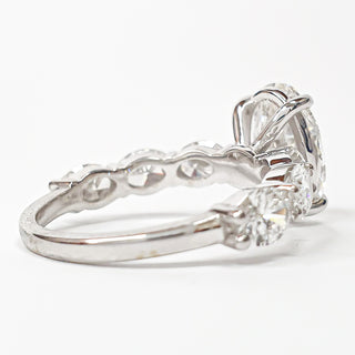 טבעת יהלום עגולה מבריקה 1.00-5.00 קראט – יהלום מעבדה – זהב צהוב 14 או 18 קראט - 18 אבני צד