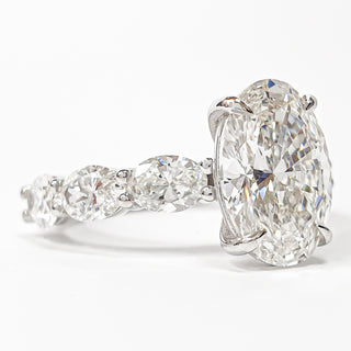 טבעת יהלום עגולה מבריקה 1.00-5.00 קראט – יהלום מעבדה – זהב צהוב 14 או 18 קראט - 18 אבני צד