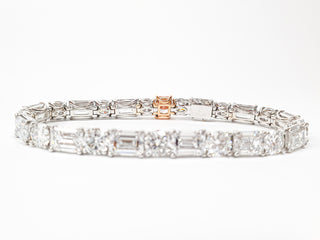 צמיד טניס משובץ ביהלומי מעבדה עגולים ואמרלדים 32.50 קראט | מתועדת IGI | זהב לבן 18 קראט 22.31 גרם End Date: 21/02/2026