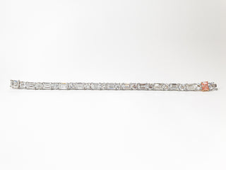 צמיד טניס משובץ ביהלומי מעבדה עגולים ואמרלדים 32.50 קראט | מתועדת IGI | זהב לבן 18 קראט 22.31 גרם End Date: 21/02/2026