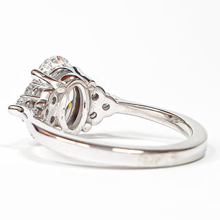 Oval Brilliant Ring – Lab Grown Diamond – 14K/18K White Gold – 6 Side Stones