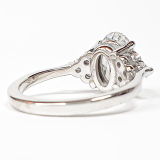 Oval Brilliant Ring – Lab Grown Diamond – 14K/18K White Gold – 6 Side Stones