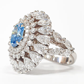 טבעת קוקטייל יהלום אובל כחול משובצת יהלומי מעבדה 6.70 קראט | מתועדת IGI | זהב לבן 14 קראט 9.23 גרם End Date: 21/02/2026