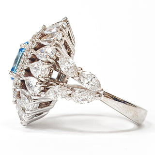 טבעת קוקטייל יהלום אובל כחול משובצת יהלומי מעבדה 6.70 קראט | מתועדת IGI | זהב לבן 14 קראט 9.23 גרם End Date: 21/02/2026