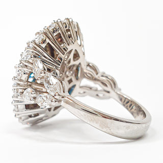 טבעת קוקטייל יהלום אובל כחול משובצת יהלומי מעבדה 6.70 קראט | מתועדת IGI | זהב לבן 14 קראט 9.23 גרם End Date: 21/02/2026