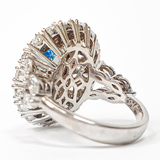 טבעת קוקטייל יהלום אובל כחול משובצת יהלומי מעבדה 6.70 קראט | מתועדת IGI | זהב לבן 14 קראט 9.23 גרם End Date: 21/02/2026