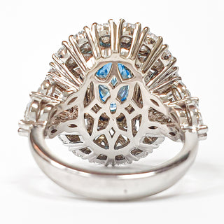 טבעת קוקטייל יהלום אובל כחול משובצת יהלומי מעבדה 6.70 קראט | מתועדת IGI | זהב לבן 14 קראט 9.23 גרם End Date: 21/02/2026