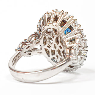 טבעת קוקטייל יהלום אובל כחול משובצת יהלומי מעבדה 6.70 קראט | מתועדת IGI | זהב לבן 14 קראט 9.23 גרם End Date: 21/02/2026