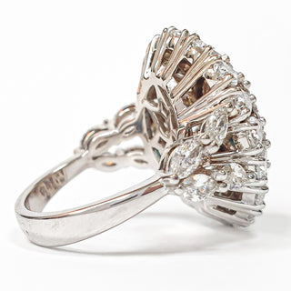 טבעת קוקטייל יהלום אובל כחול משובצת יהלומי מעבדה 6.70 קראט | מתועדת IGI | זהב לבן 14 קראט 9.23 גרם End Date: 21/02/2026