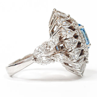 טבעת קוקטייל יהלום אובל כחול משובצת יהלומי מעבדה 6.70 קראט | מתועדת IGI | זהב לבן 14 קראט 9.23 גרם End Date: 21/02/2026