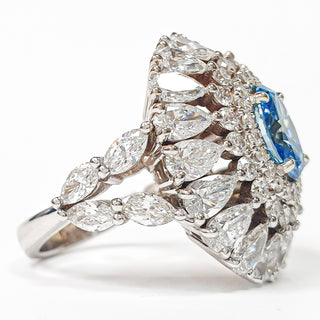 טבעת קוקטייל יהלום אובל כחול משובצת יהלומי מעבדה 6.70 קראט | מתועדת IGI | זהב לבן 14 קראט 9.23 גרם End Date: 21/02/2026