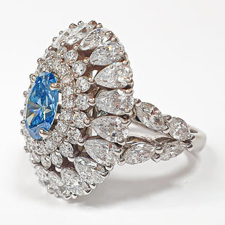 טבעת קוקטייל יהלום אובל כחול משובצת יהלומי מעבדה 6.70 קראט | מתועדת IGI | זהב לבן 14 קראט 9.23 גרם End Date: 21/02/2026