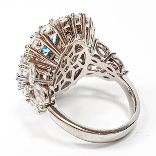 טבעת קוקטייל יהלום אובל כחול משובצת יהלומי מעבדה 6.70 קראט | מתועדת IGI | זהב לבן 14 קראט 9.23 גרם End Date: 21/02/2026