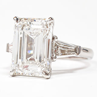Emerald Cut with 2 Tapers Ring – Lab-Grown Diamond – 14K/18K White Gold – 2 Side Stones
